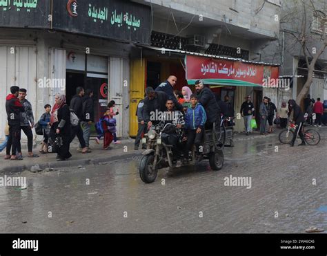 Gazans Living In Some Neighborhoods In Nusairat Move To The Southern