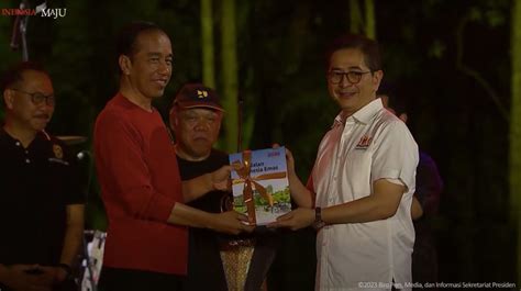 Sekretariat Kabinet Republik Indonesia Presiden Jokowi Terima Buku