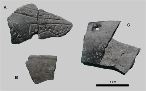 Fragmentos cerámicos hallados en el sitio EQ1 A Fragmentos remontados