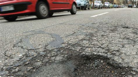 Schlaglöcher kommen nach dem harten Winter auf vielen Straßen zum