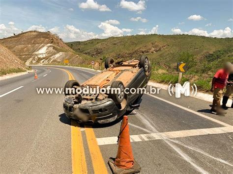 Veículo capota e motorista fica ferido na BR 146 em Serra do Salitre