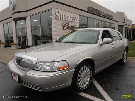2004 Silver Birch Metallic Lincoln Town Car Signature 40133735 Photo