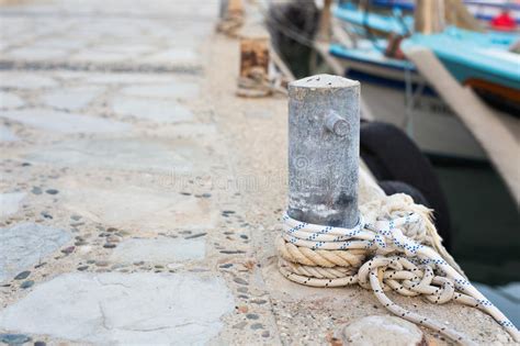 Los Posts De Madera Con El Amarre Ropes Para Atar Los Barcos Y Las