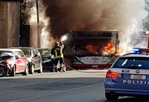 Bus Atac In Fiamme A San Pietro Roma Video Incendio A Bordo