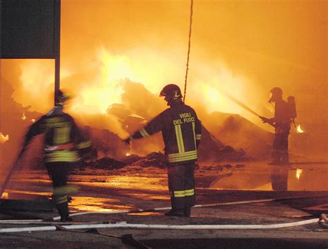 Vernate Fuoco E Fiamme Nella Notte Distrutto Un Capannone