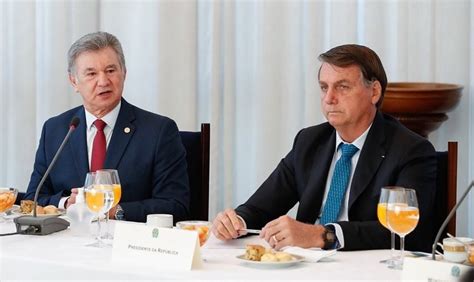 Em café pastores Bolsonaro reforça promessa de nomear ministro