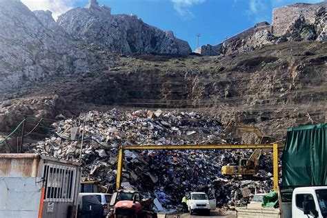 Espa A Trasladar Toneladas De Basura Acumulada En Gibraltar