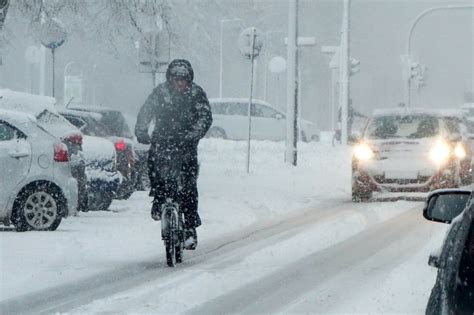 Zawieje i zamiecie śnieżne oblodzenia i mróz Zima wraca z przytupem