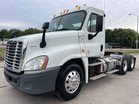 2012 Freightliner Cascadia 125 Day Cab Truck Cummins 10 Speed Manual