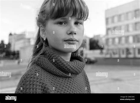 Teen Girl 10 Years Old Banque Dimages Noir Et Blanc Alamy