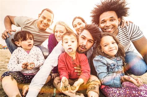 Lyckliga Blandras Familjer Som Tar Selfie På Stranden Som Gör Roliga