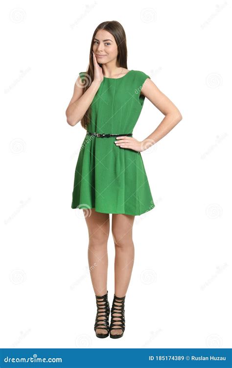 Bella Mujer Posando Con Un Vestido Verde De Fondo Blanco Imagen De