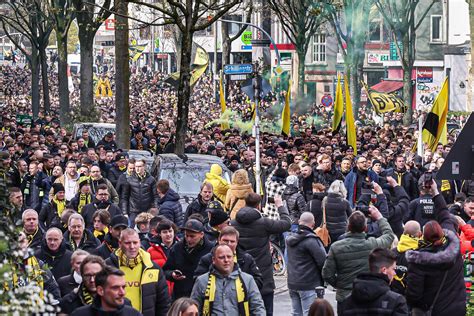 Ärger über BVB Fanmarsch 5000 Menschen hinterließen 2000 Kilo Glasscherben