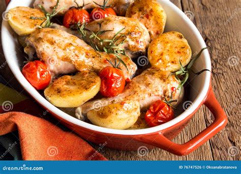 Piernas De Pollo Cocidas Horno Con Las Verduras Foto De Archivo