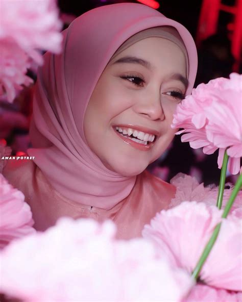 Potret Manis Lesti Kejora Memakai Outfit Pink