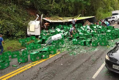 Caminhão carregado de cerveja tomba e é saqueado por moradores no ES