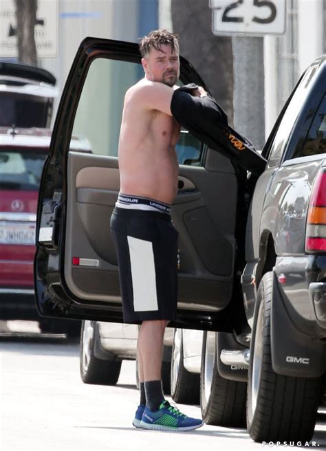 Josh Duhamel Shirtless In La April Pictures Popsugar Celebrity