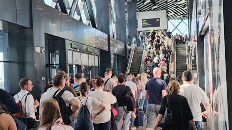 Srbi Krenuli Na Odmore Kilometarska Gu Va Na Beogradskom Aerodromu