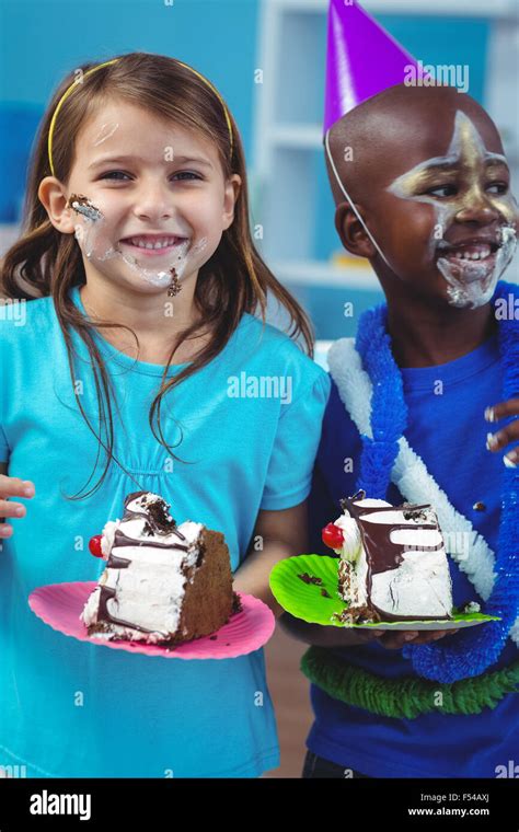 Niños Felices Comiendo Pastel De Cumpleaños Fotografía De Stock Alamy