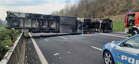 Frosinone Incidente Sull A All Altezza Di Ceprano Camion Si Ribalta