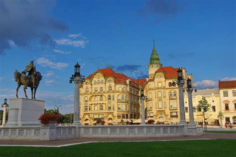 Unirii Kwadrat W Oradea Czarna Statua Mihai Viteazul I Zdjęcie