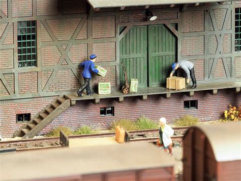 Güterschuppen und Ladestraße Modellbahnanlage Modelleisenbahn