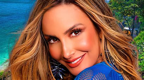 Claudia Leitte Aparece De Biqu Ni Fio Dental E Tira O F Lego Dos F S