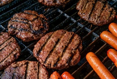 Wurstel E Hamburger Sotto Accusa La Carne Rossa Lavorata Aumenta Il