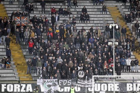 Una Curva Mai Doma Trascina Lo Stadio E Spinge La Robur Foto Tifo Di