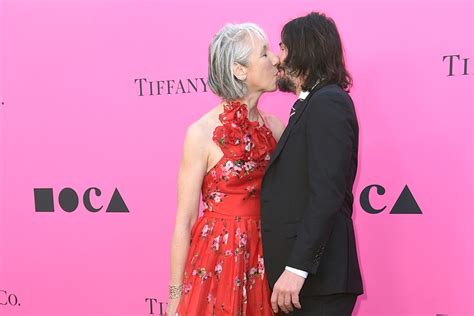 Keanu Reeves Y Su Novia Se Dan Un Tierno Beso En P Blico Pero L No