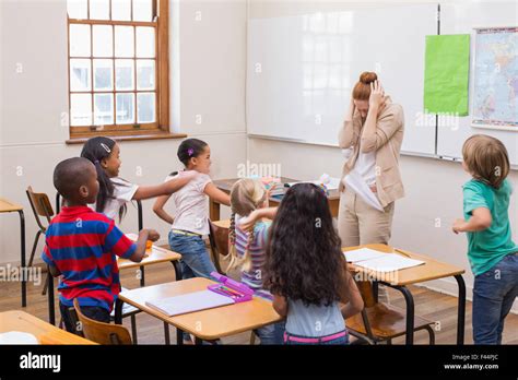 Niño peleandose ene el salon de clase fotografías e imágenes de alta