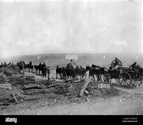 British Soldiers Heading For The Firing Line Ww1 Stock Photo Alamy