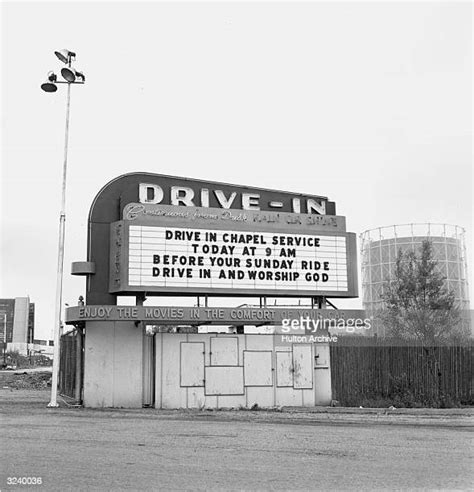 Drive In Movie Theater Sign Foto E Immagini Stock Getty Images