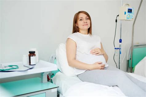 Pregnant woman in delivery room — Stock Photo © t.tomsickova #163328346