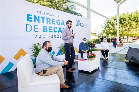 Peña Colorada y Bécalos entregan becas a 180 estudiantes universitarios