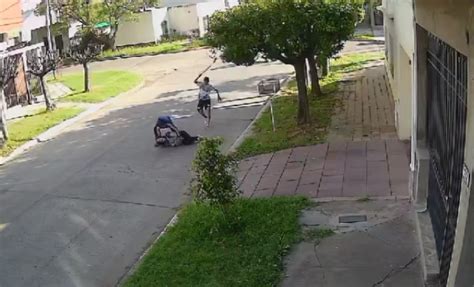 Villa Luzuriaga Motochorros Golpearon A Una Mujer Con Un Palo Para