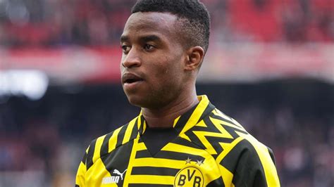 Bvb St Rmer Youssoufa Moukoko Trifft Entscheidung Ber Zukunft