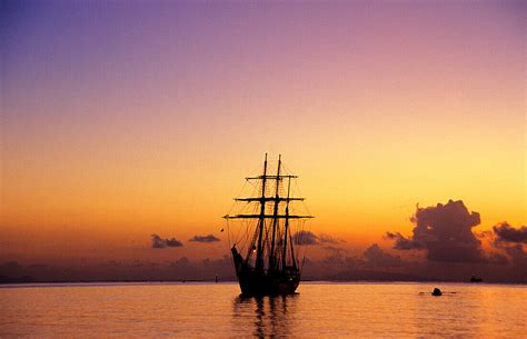 Sailing Ship at sunset, Traditional … – License image – 70040963 lookphotos