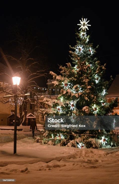 Christmas Tree In Town Square Stock Photo - Download Image Now ...