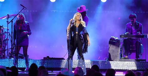 Miranda Lambert Stops Show To Call Out Selfie Taking Fans