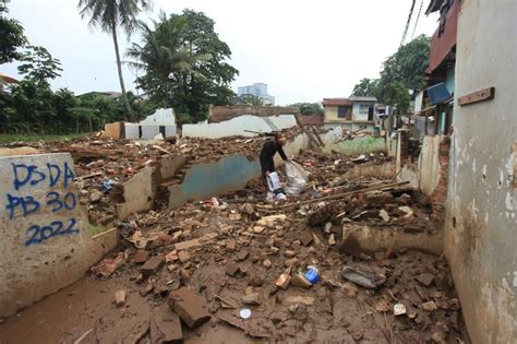 Normalisasi Kali Ciliwung Sampai Ke Cililitan Pembebasan Lahan 7