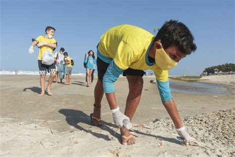 Praia Do Futuro Recebe A O De Limpeza Pelo Instituto Povo Do Mar Nesta