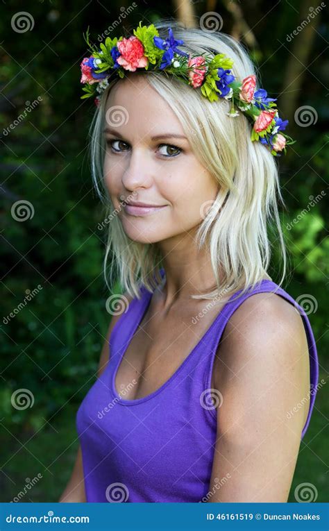 Reizende Junge Blonde Dame Mit Girlande Von Blumen Stockbild Bild Von Kranz Sch N