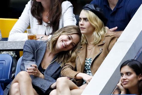 Photo Cara Delevingne Et Sa Compagne Ashley Benson Dans Les