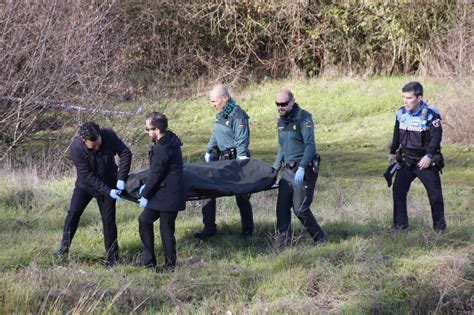 Galer A Hallan El Cad Ver De Un Hombre En La Orilla Del R O Tormes