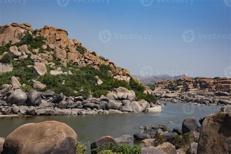 Rivière Tungabhadra écoulement Par Rocher Jonché Paysage De Hampi
