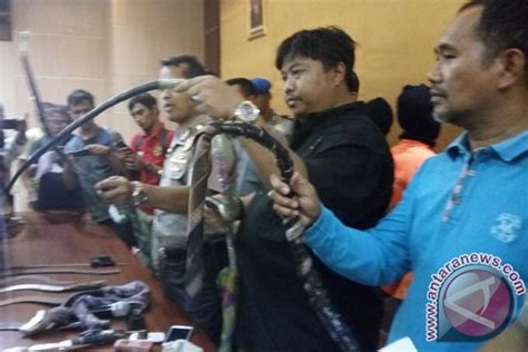 Sarung Dimodifikasi Jadi Senjata Tawuran Di Bekasi Antara News