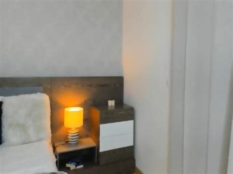 Kinky Brunette Providing Dazzling Live Shows