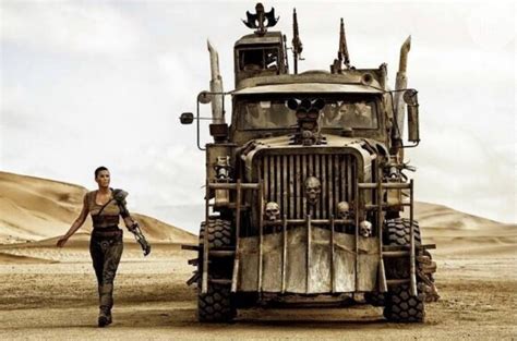 Foto Charlize Theron braço biônico em cena do filme Mad Max