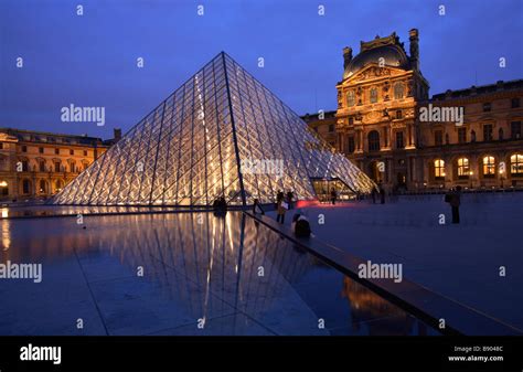 Pyramide du louvre Fotos und Bildmaterial in hoher Auflösung Alamy